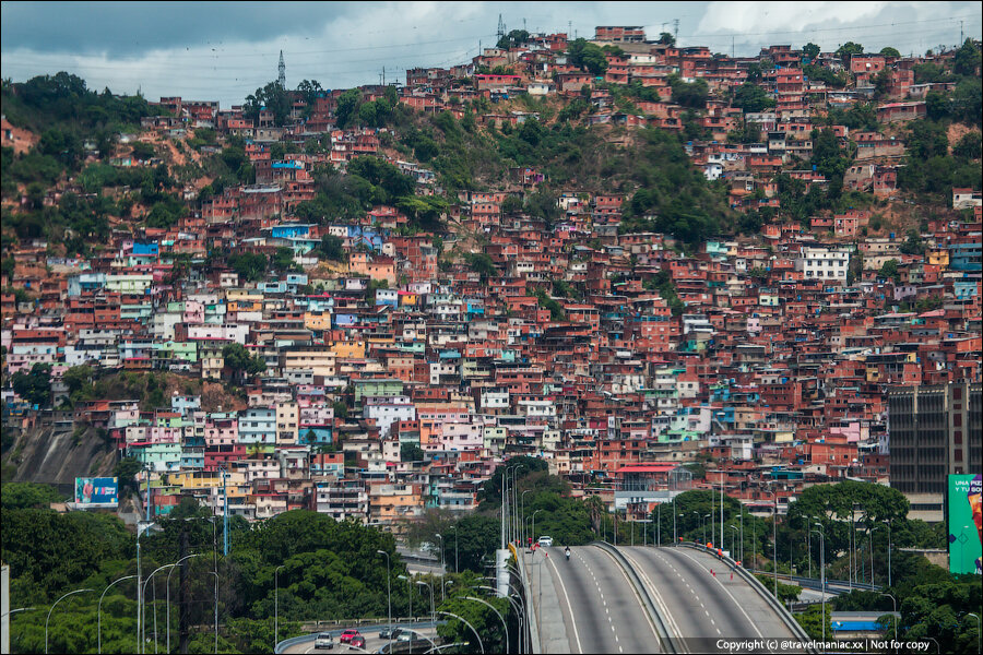 В Венесуэле тоже есть свои местные Чертаново, Шушары или Берюлёво. Многосоттысячные маргинальные жилые районы, больше похожие на муравейники, со своим внутренним миром, правилами, особенностями.-2