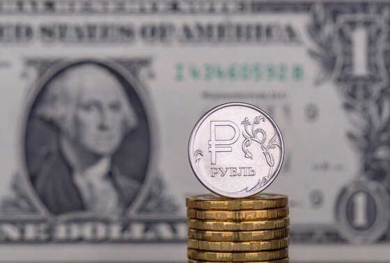 Доллар на торгах во вторник впервые за полгода перешагнул отметку 94 рубля. Не исключено, что нынешнее ослабление российской валюты — начало долгосрочного тренда.