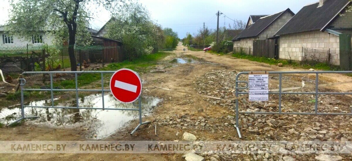 Белорус перекрыл часть улицы колючей проволокой, чтобы "ускорить" ремонт дороги. Это как?