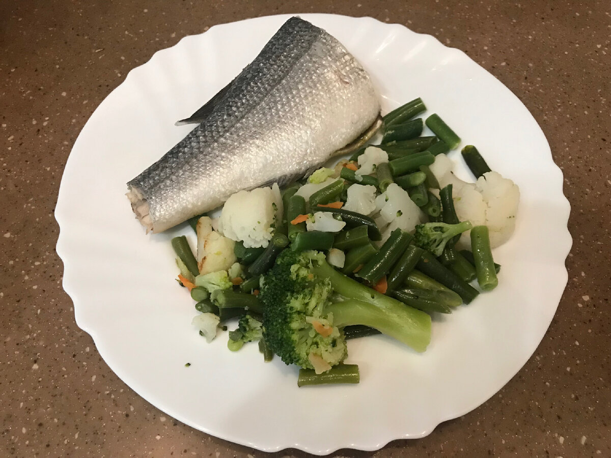 Вариант лёгкого ужина: сибас на пару + тушёные овощи.