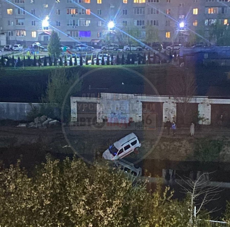 В Курске машина въехала в озеро на улице Студенческой | Друг для друга Курск  | Дзен