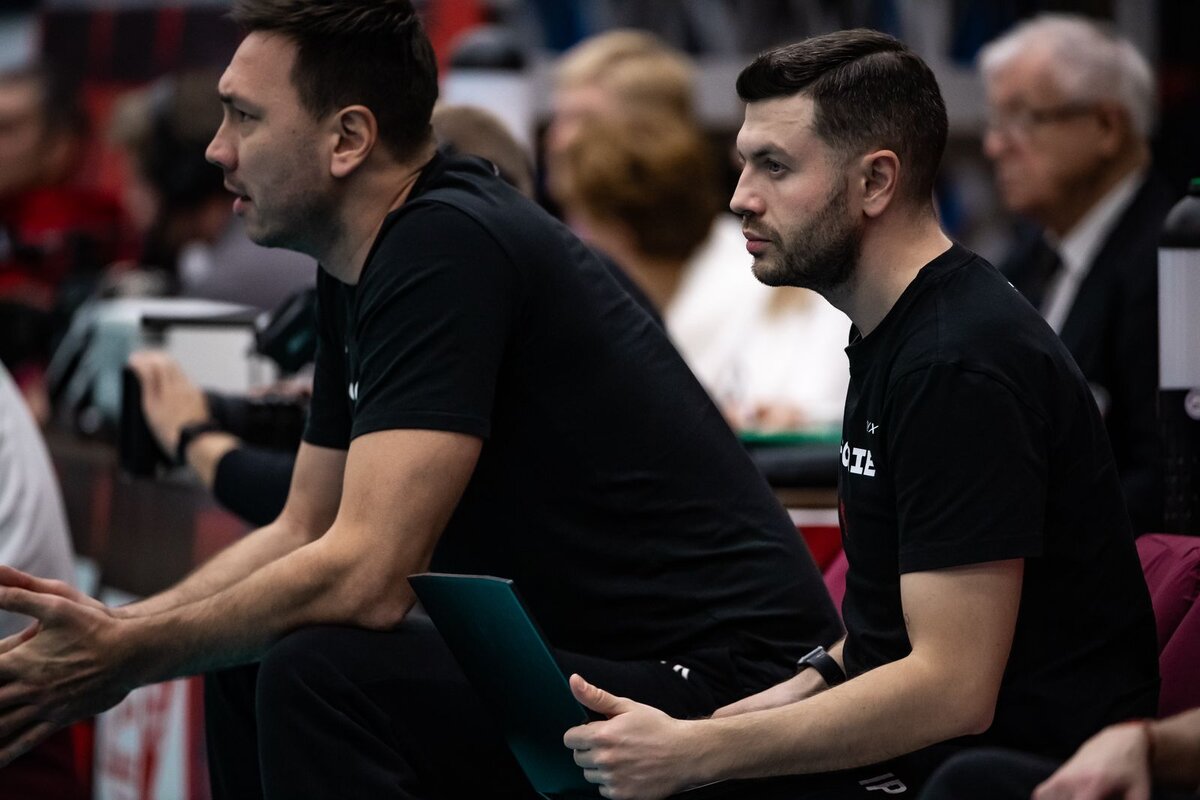 Тренер-аналитик "Белогорья" Иван Пух (на переднем плане) разъясняет секреты волейбольных цифр. Фото: из личного архива Ивана Пуха