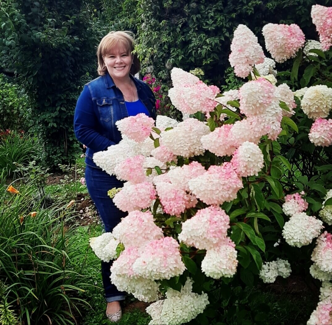 В саду у соседки Оли. Случайная традиция у нас такая: я фотографируюсь на фоне её гортензий. Она - на фоне моих). 