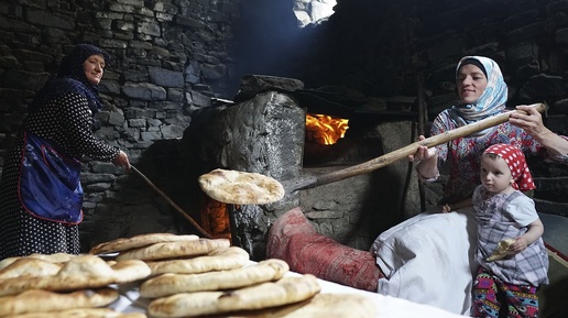 Выпечка хлеба в старинной печи в древнем селе ДАГЕСТАНА в горах. Жизнь в России