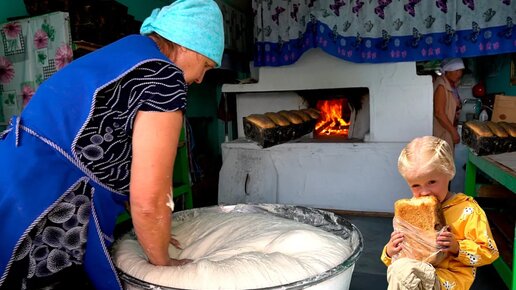 Русская старая пекарня в старообрядческой деревне. Алтай. Россия