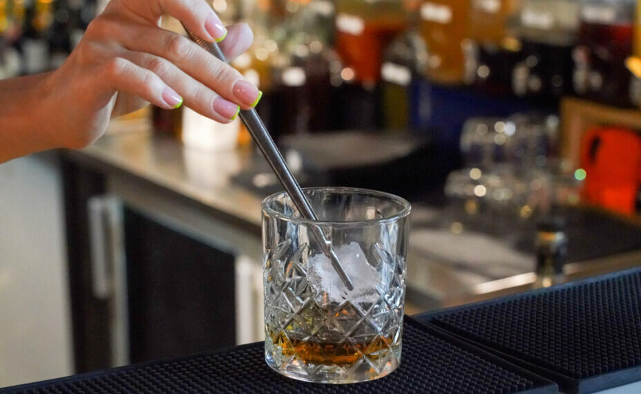    Алкоголь после 23:00 можно будет купить только в ресторанах и кафе. Фото: Sergey Petrov/news.ru/Global Look Press