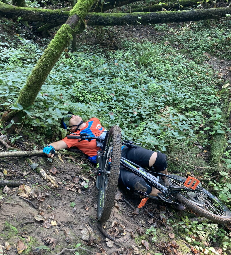 Аня на фото. Она не страдает. Она смеётся!