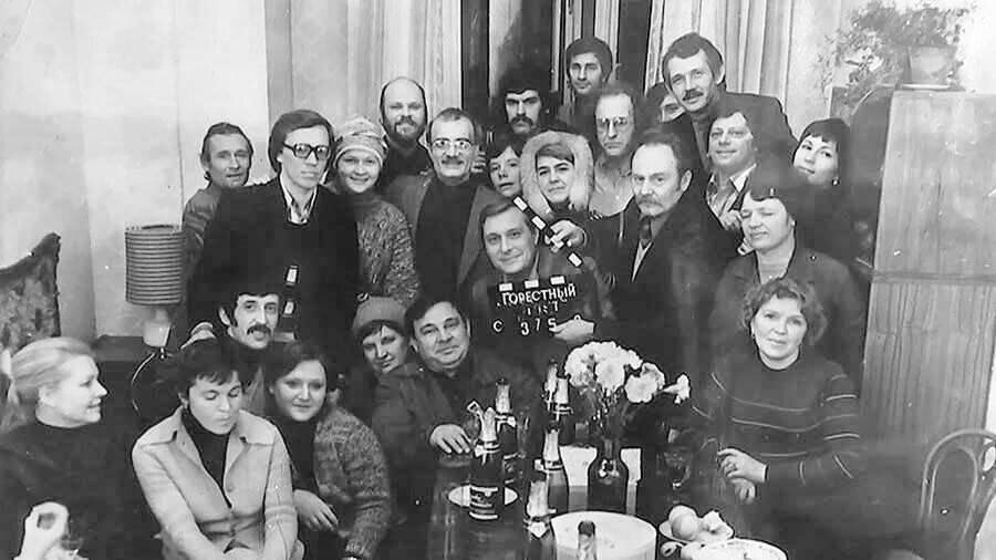 Фотография сделана в первый съёмочный день ровно 45 лет назад. Первоначально фильм носил рабочее название "Горестный лжец".