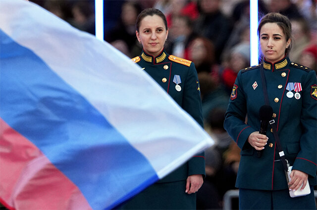    Военнослужащие медицинской службы лейтенант Мария Мирошниченко и прапорщик Екатерина Иванова на митинге-концерте в «Лужниках», посвященном воссоединению Крыма с Россией. Фото:  РИА Новости/ Александр Вильф