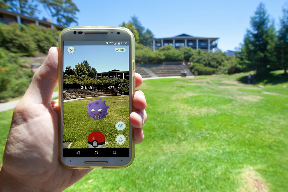 Охота на покемонов в популярной игре Pokemon Go. 
