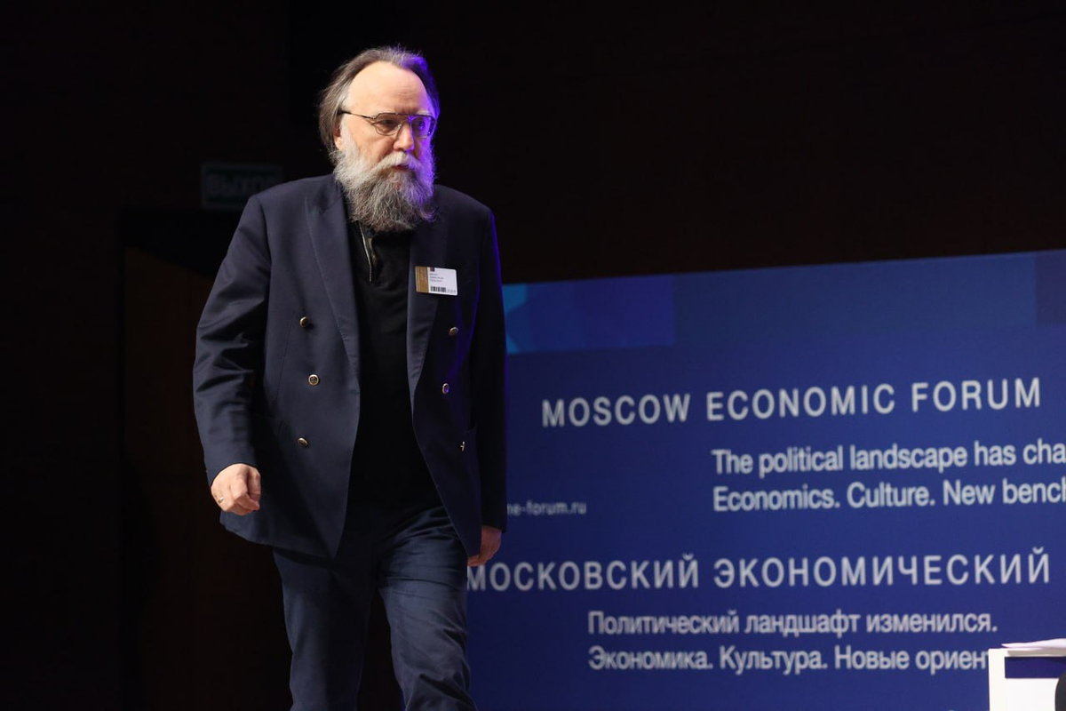 Философ Александр Дугин во время II пленарной дискуссии «Культура и пропаганда: новая реальность — новые люди» в рамках VIII Московского экономического форума на территории Цифрового делового пространства. Фото: Бизнес Online/ТАСС