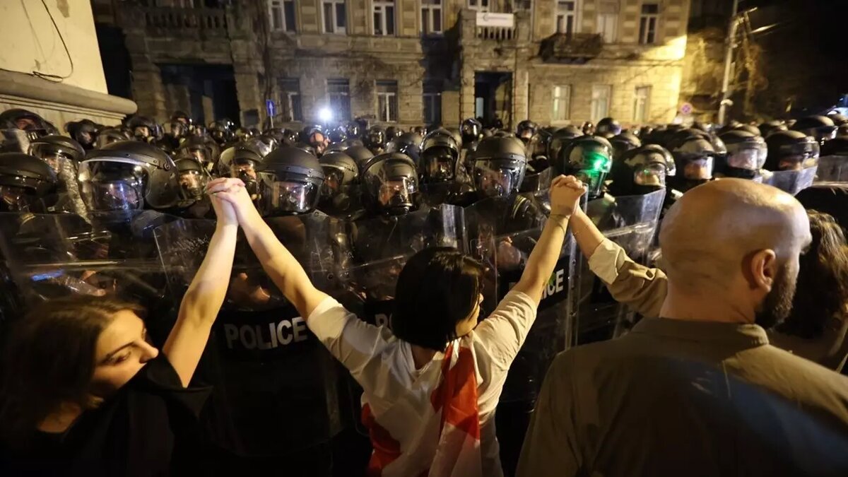     Более десятка человек были задержаны. В МВД заявили, что митингующие бросали в полицейских бутылки и камни.