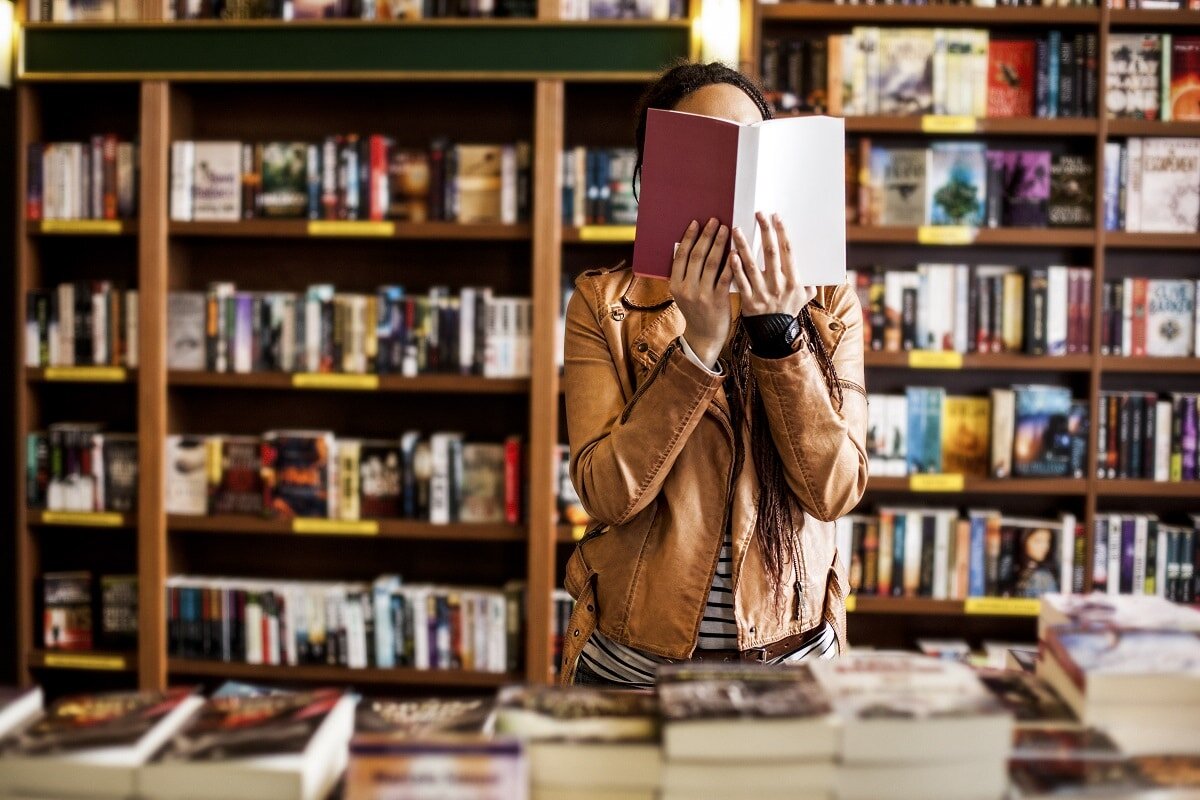 When was the book published. Много книг. Люди в книжном магазине. Книжный человек. Книжный магазин.