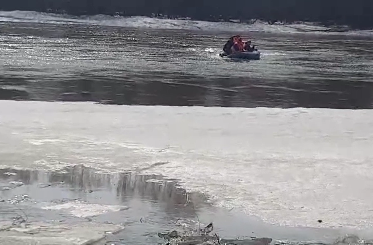    В Хабаровском крае рыбаки застряли на реке из-за ледохода