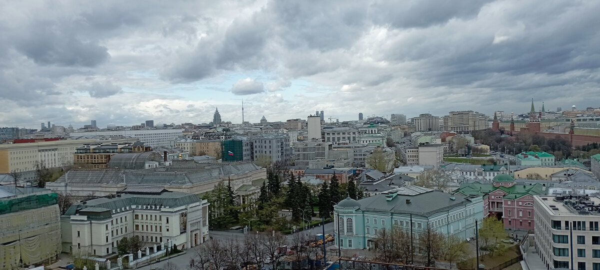 Вид на Московский Кремль, Боровицкую площадь, дом Пашкова и Останкинскую башню со смотровой площадки(высота 40 м) Храма Христа Спасителя. 12.04.2024 г. Фото автора.