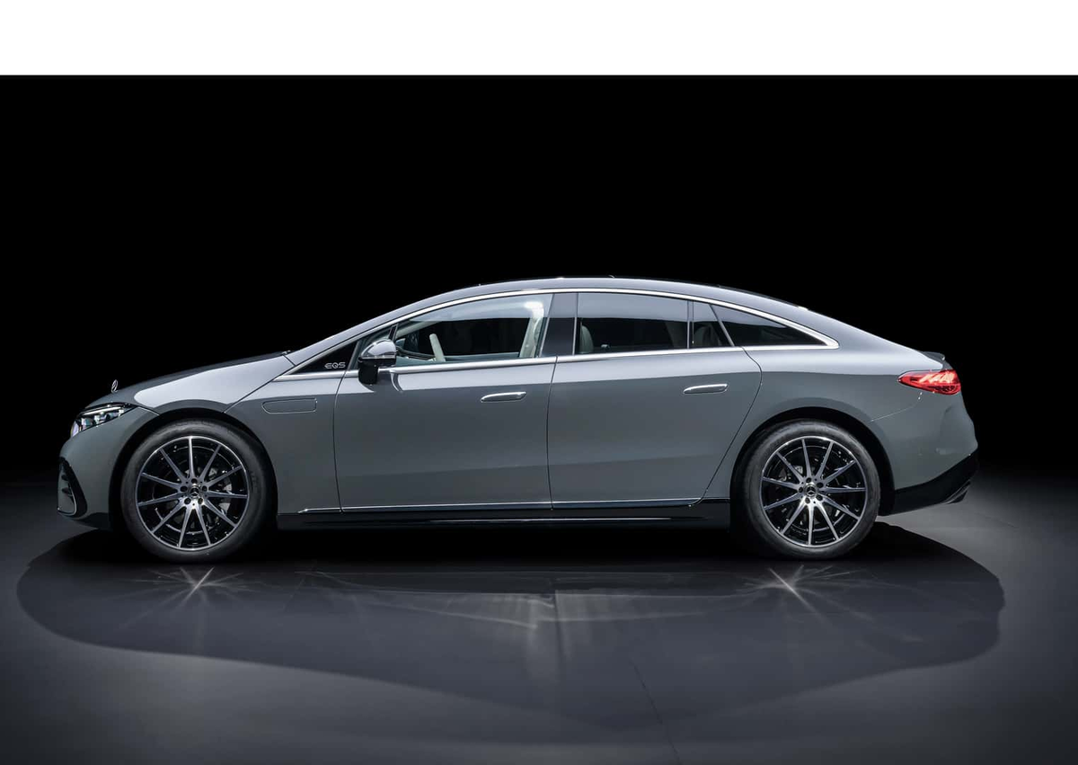 Внушительным вид Mercedes EQS с этого ракурса назвать сложно 