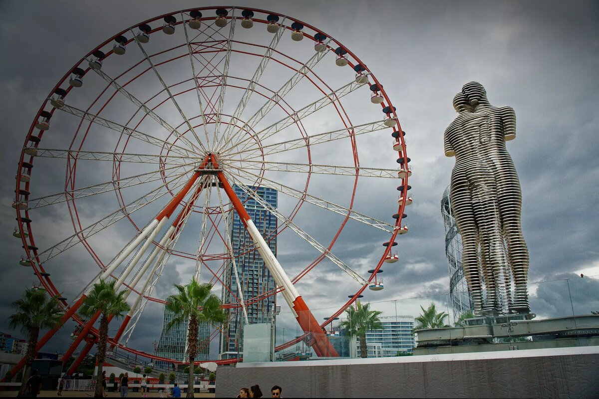 Скульптура Али и Нино в городе Батуми в пасмурную погоду © Sputnik / Alexander Imedashvili