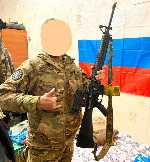 1. Боец Армии России с трофейной американской винтовкой M16A4. Модификация, выпущенная перед переходом на карабины M4. Уже отсутствует характерная рукоятка сверху. Вместо этого появилась планка Пикатинни, на которой устанавливается откидной целик. Либо, как в данном случае – оптика. Это могут быть коллиматоры, призматики, полноценные оптические прицелы, ночные прицелы (фото из открытых источников)