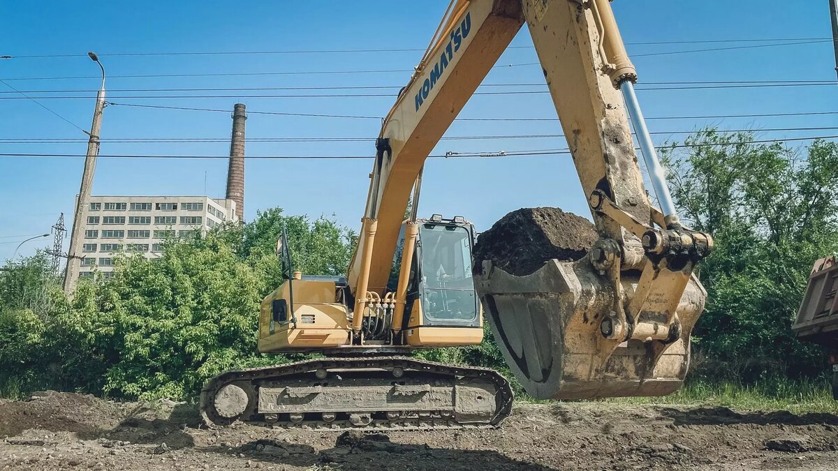     Жители села Пахомова своими руками возвели дамбу, чтобы спасти свои дома от паводка. Однако за самодеятельность их заставили отвечать.