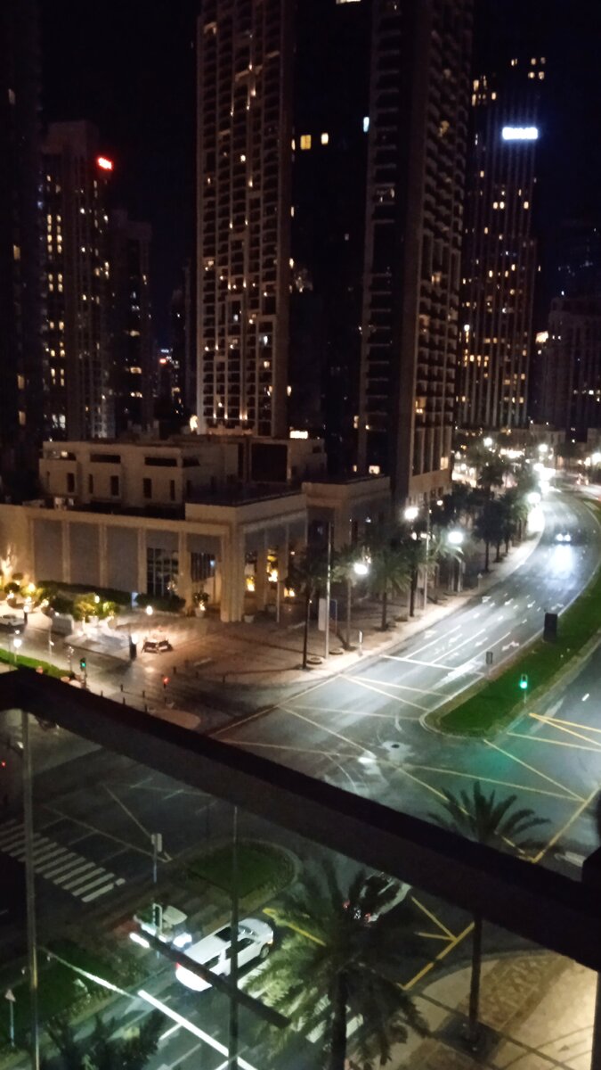 Вид из балкона нашей квартиры на ночной Дубай