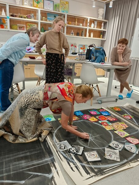 Сколько на самом деле стоит одеяло  или 
Как определить цену своих лоскутных изделий 

«Не продается вдохновенье,
Но можно рукопись продать…»
На очередном заседании Лоскутного клуба в четверг, 18 апреля, речь пойдет о продаже лоскутных изделий. Это значит, что у нас есть повод обсудить такой прозаический вопрос, как цена лоскутного изделия. Очень часто мастерицы (и мастера тоже) не решаются ответить на вопрос потенциального покупателя о цене своего произведения, чаще всего из опасения «продешевить». Часто приходится слышать: «Я свои работы раздариваю родным и близким, потому что настоящей цены покупатель не даст, а отдавать «за бесценок» ‒ себя не уважать!»
Как же определить цену изделия? Как примирить интересы продавца и покупателя – ведь ни для кого не секрет, что продавец хочет продать свое изделие подороже, а покупатель – купить подешевле? 
Существуют разные методики расчетов, мы возьмем ту, что попроще и подойдет любителям, у которых вдруг появилась возможность продать свое изделие – может быть, единственный раз в жизни. А может быть, с этой первой продажи начнется новый этап в карьере…
Итак, попробуем определить себестоимость лоскутного одеяла, зная которую, можно устанавливать цену.  Удобнее всего это сделать на примере какого-нибудь из уже сшитых вами одеял. Удобнее рассматривать изделие «средней» сложности – не самое простое, но и не самое сложное.

Первым делом посчитаем и зафиксируем на бумажке, сколько стоили материалы, из которых вы сшили одеяло: ткани, нитки, утеплитель, стабилизатор и другие материалы. Обратите внимание, что цены на материалы меняются: если вы купили их не вчера – не поленитесь поинтересоваться, сколько все это стоит сегодня. Не забудьте, что припуски на швы в лоскутном изделии «съедают» довольно много ткани, и это обязательно нужно учитывать. 
Кроме того, рекомендуется перед началом каждого проекта иглы в машинках и лезвие роликового ножа заменить новыми. Это тоже нужно зафиксировать.
Как определить необходимое количество ткани, вы можете узнать здесь: https://www.youtube.com/watch?v=5AU1Jlr3OJA .


Если вы отдаете свое изделие на стежку другому мастеру – плюсуем полную стоимость его работы и возможное расходы на пересылку, если этот мастер живет в другом городе.


Второй, очень важный момент – ваше рабочее время. Исходя из него, будем считать другие расходы, поэтому – прикиньте, сколько часов ушло на создание вашего одеяла (внесем сюда и время работы над выкройкой, и подготовку ткани, и раскрой…). Зафиксируем результат.
Впредь желательно в процессе работы над изделиями записывать, сколько времени вы потратили – это поможет быстро прикинуть цену изделия.
Третье – износ оборудования. Ваша помощница-машинка, как правило, рассчитана на пять лет работы, что составляет 1235 рабочих дней или 9880 рабочих часов. То есть, через 5 лет вам потребуется купить новую машинку. Поэтому стоимость вашей швейной машинки разделим на 9880 часов и узнаем примерно, сколько нужно откладывать за 1 час работы на износ машинки. Получившуюся цифру умножим на затраченное время и тоже запишем. Если вы пользуетесь несколькими машинками – не забудьте учесть и это. 


Четвертое ‒ ресурсы. Утюг и швейная машинка потребляют электроэнергию. Нужно узнать, сколько киловатт в час они потребляют, затем умножить на стоимость 1 кВт в вашем регионе и на время, затраченное на пошив вашего «образцового» изделия. Результат запишем. 

Пятое – ваш труд. Самый сложный для многих параметр. Вам предстоит установить себе зарплату (она должна быть разумной и учитывать ваш уровень мастерства, а также уровни цен и зарплат в вашем регионе). Размер этой  зарплаты разделите на 168 часов (это среднее количество рабочих часов в месяц), таким образом определив цену вашей работы в час. Результат умножьте на количество затраченного времени  и тоже запишите.
Теперь переходим к подсчету результатов.
Складываем в столбик:
стоимость материалов
износ оборудования 
ресурсы
ваша зарплата
_____________________
Результат – себестоимость вашего одеяла.
Этот показатель разделим на размер вашего одеяла (в квадратных метрах) и получим себестоимость одного квадратного метра изделия.

В дальнейшем вам нужно будет только определить площадь аналогичного изделия, которое вы решили продать, и умножить ее на себестоимость одного квадратного метра. Не забудьте о надбавках за повышенную сложность (более сложные в изготовлении лоскутные блоки, более трудоёмкую стёжку, более дорогой наполнитель и т. п.), может быть – за срочность…
Желаем успешных продаж!