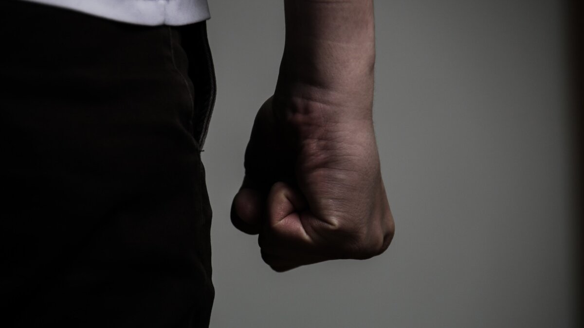     Во Владивостоке на двух подростков 14 и 15 лет завели уголовные дела за групповое хулиганство. Несовершеннолетние избили школьника — мальчика госпитализировали с сотрясением головного мозга. Также подозреваемые применили насилие к иностранцу.