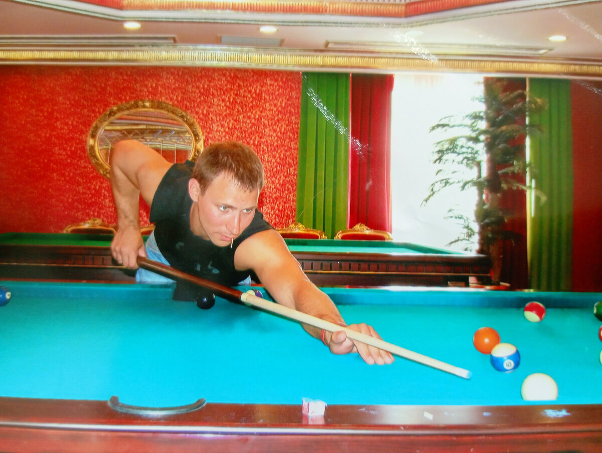 Во время жары играли с мужем в биллиард.