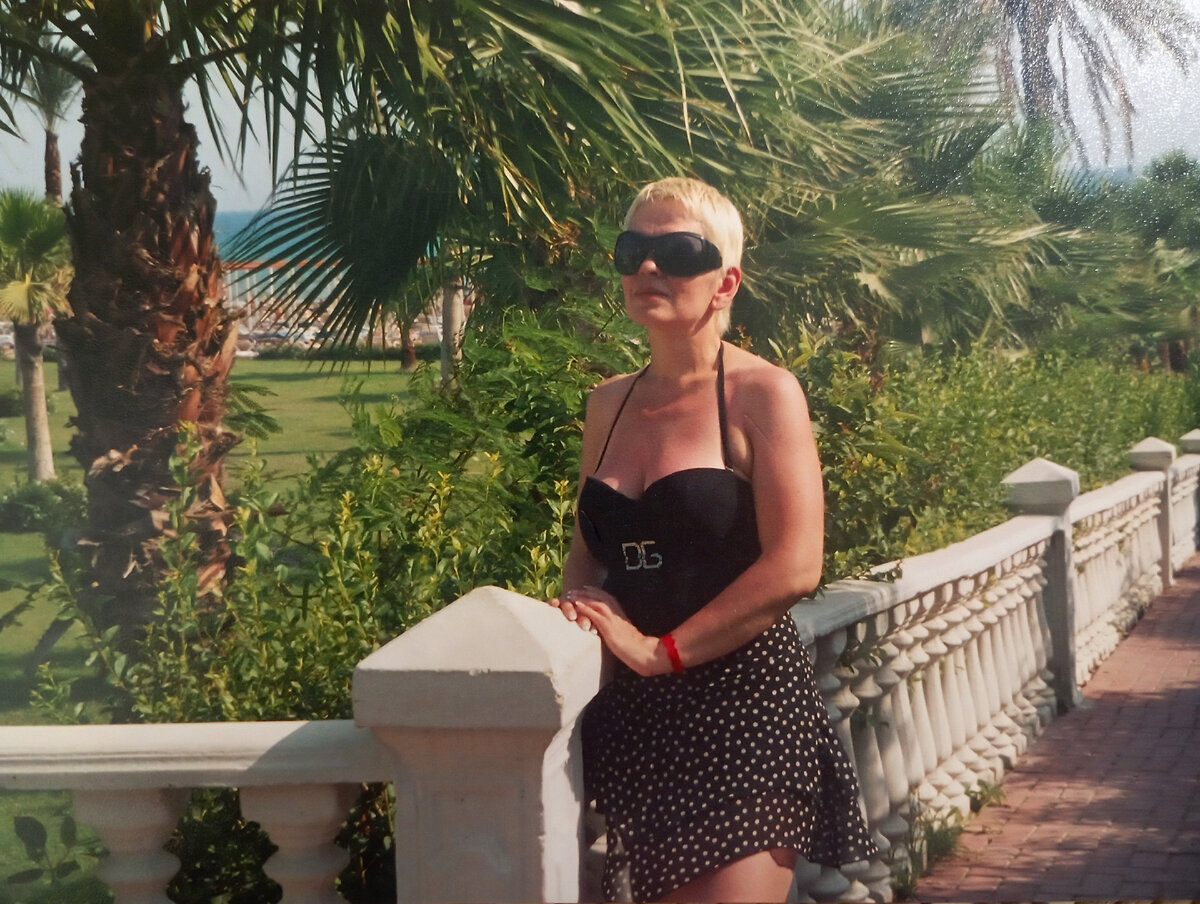 Территория Club Hotel Sera 5* большая и зеленая. На фотографии - дорога к пляжу