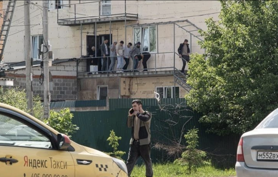 Молельный дом расположен на окраине города в жилом трехэтажном доме