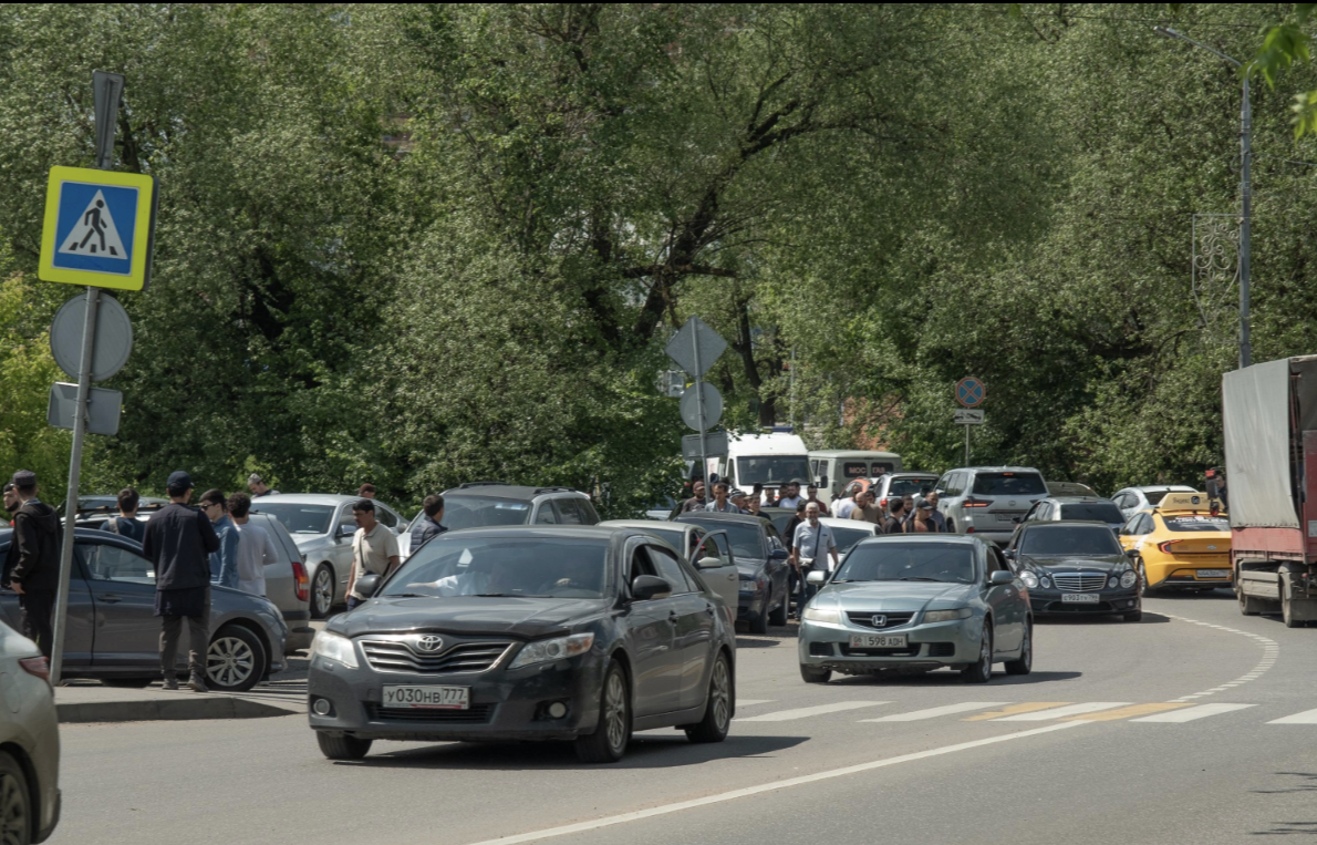 В пятничные молитвы в округе пробки и толпы мусульман, которые бросали машины как попало