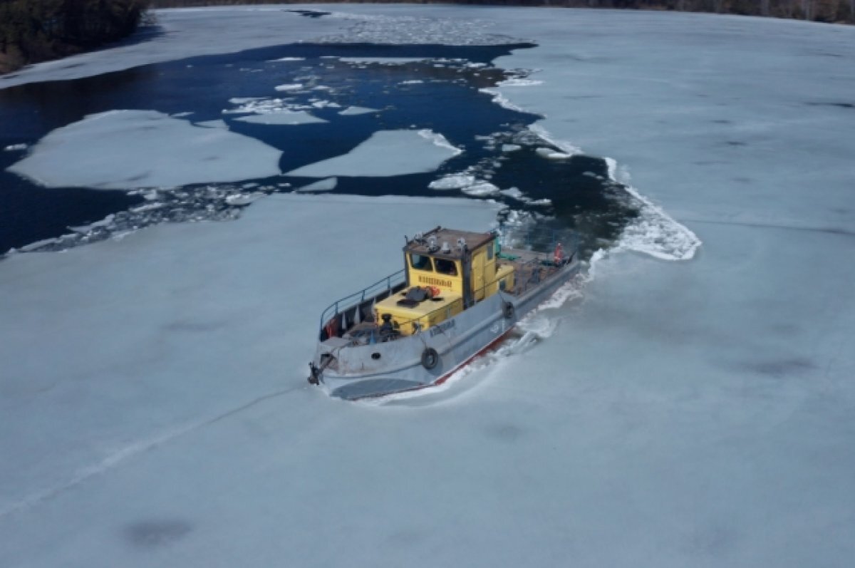    Русло реки Кан от ледяных глыб очищает буксир-ледокол «Иван Поддубный», измельчая их в крошку.