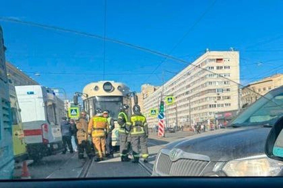    Врачи пять дней боролись за жизнь 45-летней петербурженки, попавшей под трамвай в тот злополучный день… Фото: t.me/novostitransporta