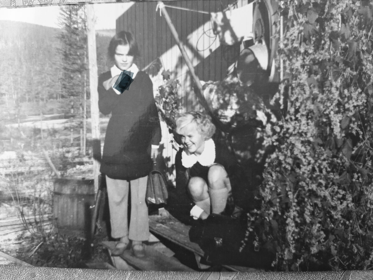 На крыльце коттеджа. Наши  дочки.