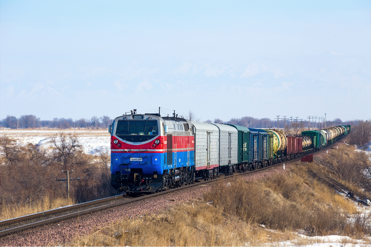 Тэ33а таджикистан. Грузовые поезда 33. Американский тепловоз ge тэ33ас. Тепловоз тэ33а таджикистан. Тэ33а пассажирский.