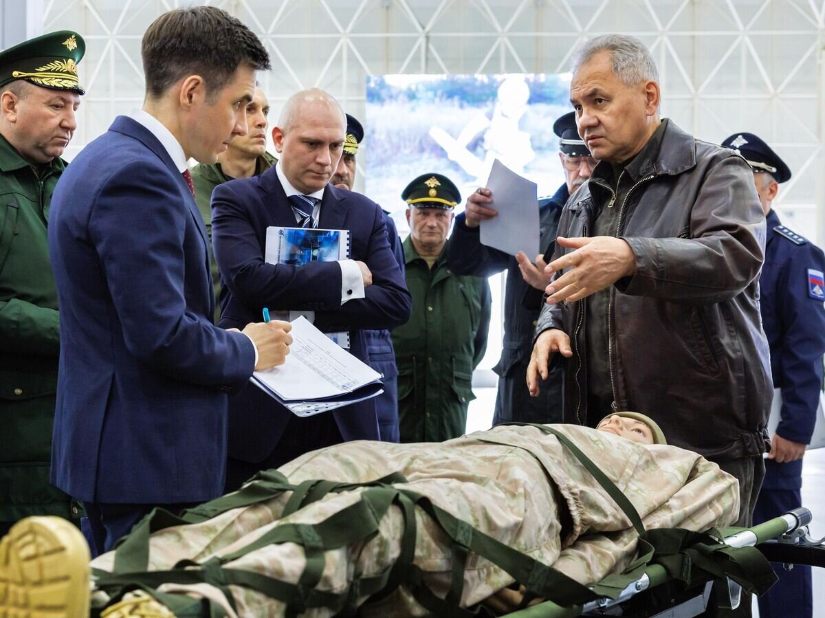    Министр обороны РФ Сергей Шойгу осматривает перспективные образцы военной техники в конгрессно-выставочном центре "Патриот"© РИА Новости / пресс-служба Минобороны РФ