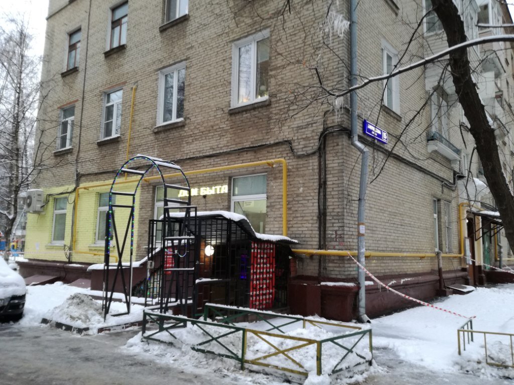  Иногда собственники квартир не совсем законно занимают или ограждают общедомовую территорию. Фото: Мир Квартир