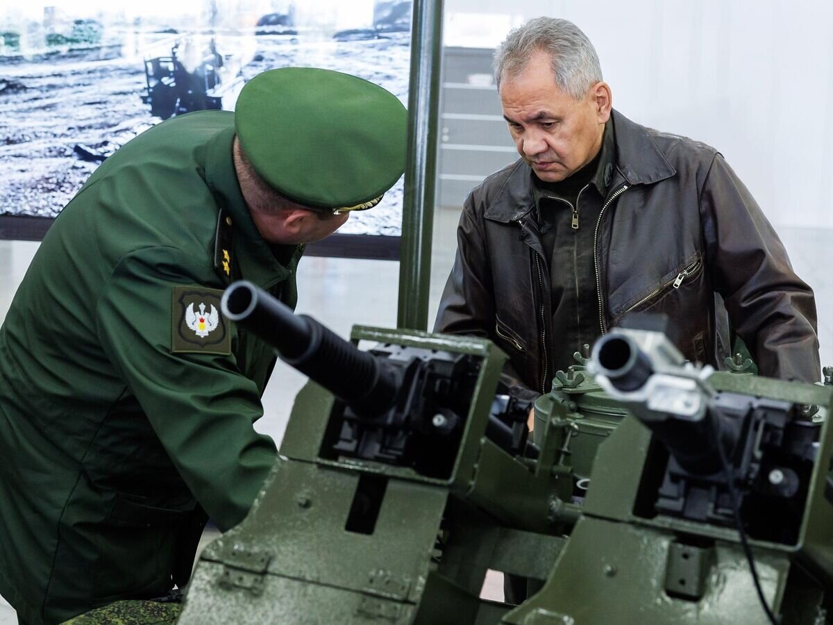    Министр обороны РФ Сергей Шойгу осматривает перспективные образцы военной техники в конгрессно-выставочном центре "Патриот"© РИА Новости / пресс-служба Минобороны РФ
