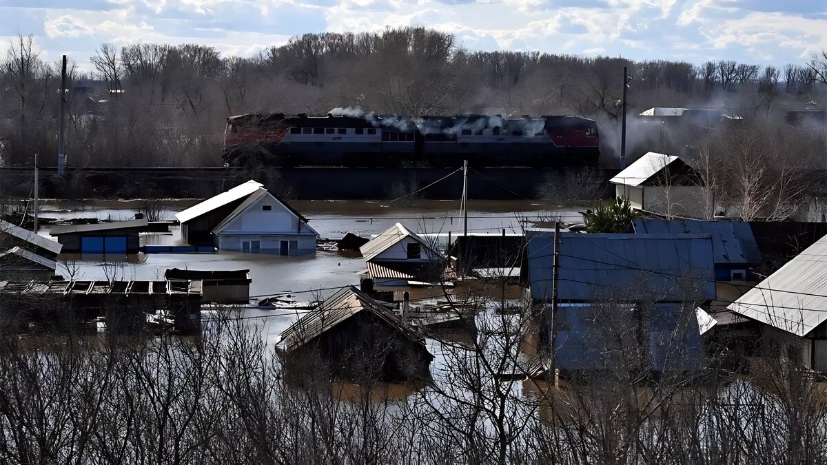 О том, что на Урале ожидается наводнение по всему течению и притокам реки, гидрологи предупреждали администрации городов за месяц до наступления большой воды. Как власти подготовились к наводнению? Никак. В результате счет пострадавших идет на сотни тысяч.