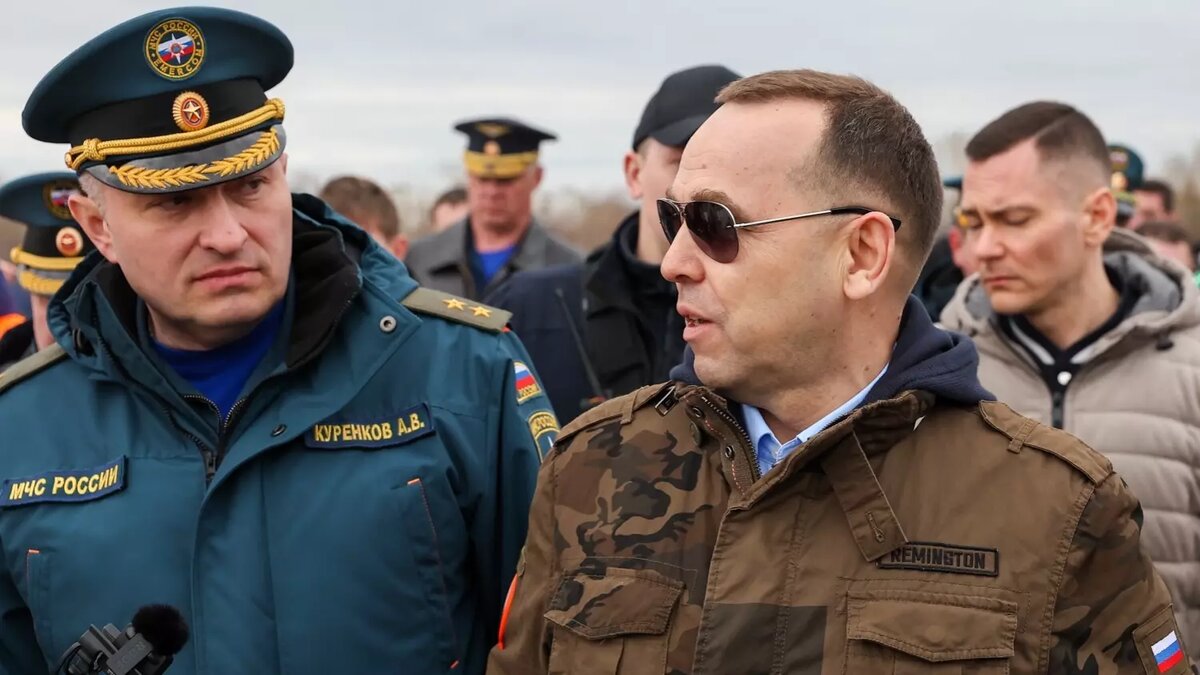 Глава МЧС России Александр Куренков и губернатор Курганской области Вадим Шумков (слева направо) во время осмотра подтопления. Фото: Донат Сорокин/ТАСС