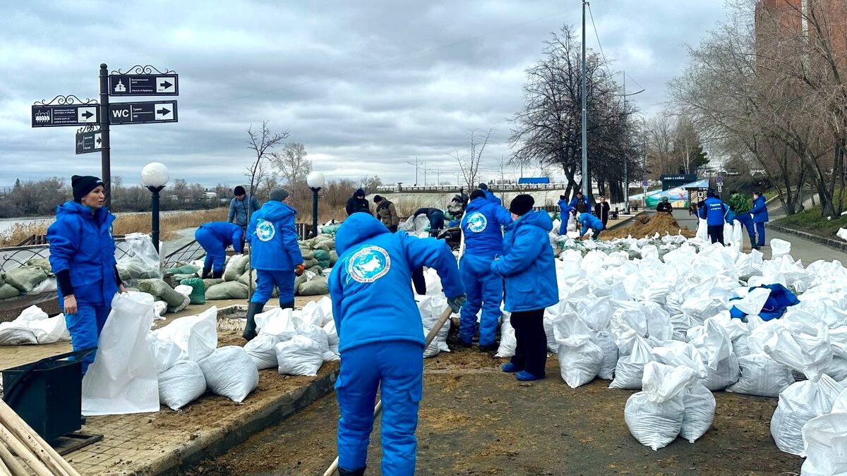    Спасатели из Югры стараются не дать большой воде повредить курганский аэропорт