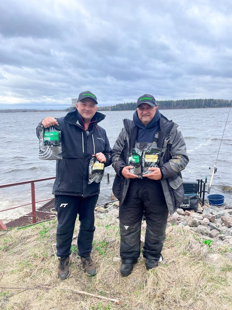 использовали ALLVEGA: прикормка "Черная кукуруза" и "Черный супер лещ"; ароматизатор-концентрат "Essence" Кукуруза 