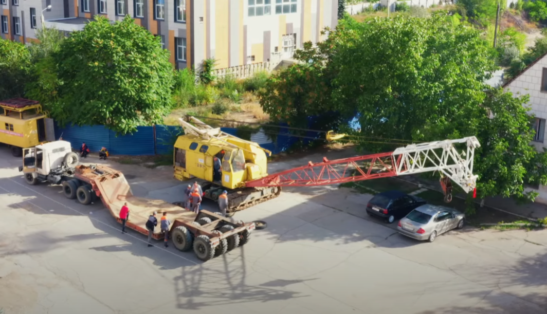 Гусеничный кран, погруженный на трал и готовый к перевозке на новое место работы