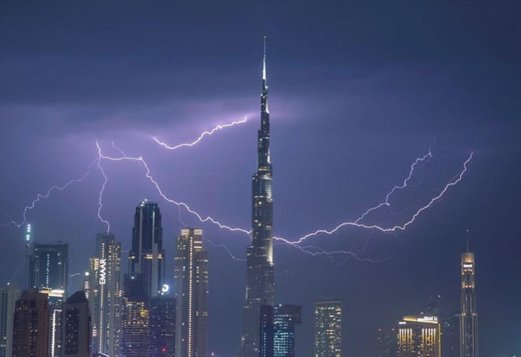 Источник фотографии: https://graziamagazine.com/me/articles/rain-in-the-uae-dubai-cloud-seeding/