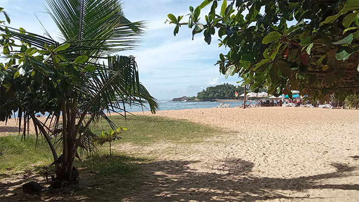 Унаватуна, пляж перед домом Артура Кларка.