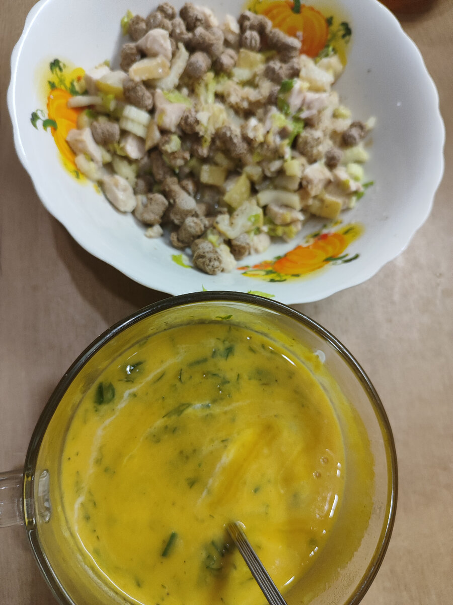 Тыквенный суп и салат из курицы