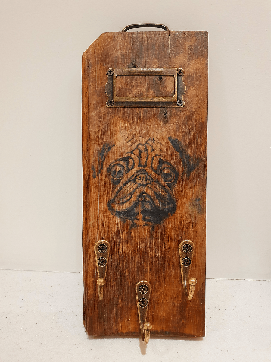 Ключница с мопсом. Сохнет. Фото заменю потом, сейчас видны полоски сохнущего лака.