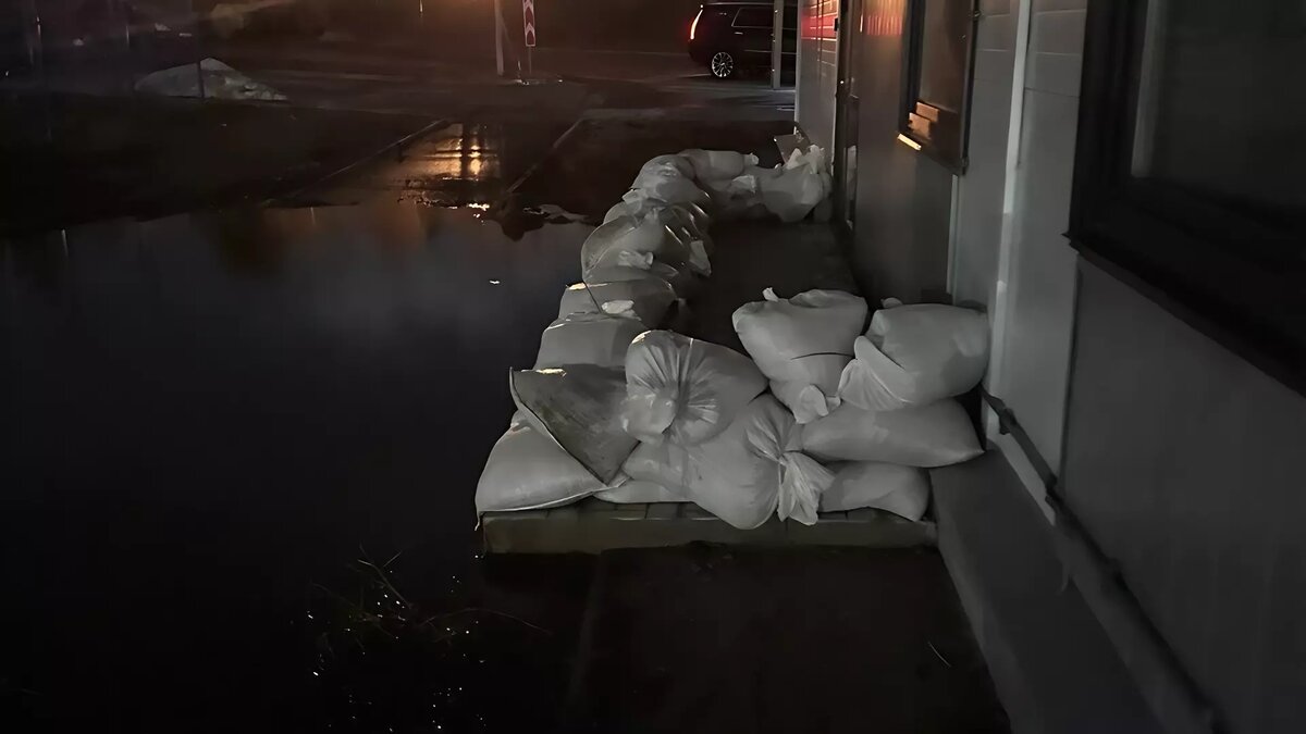     Вода в районе ФОК «Динамо» начала отступать: ранее стало известно, что она успела просочиться в помещения на первом этаже.