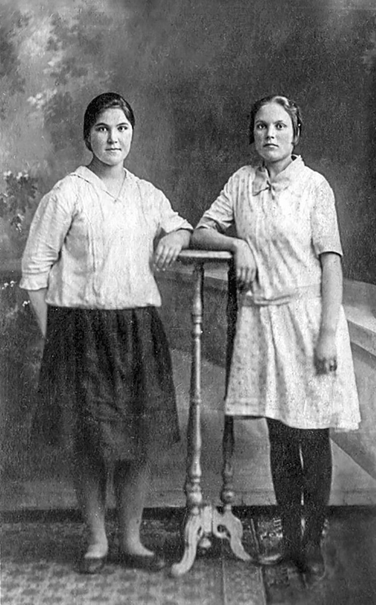 Слева Александра Евграфова, справа Петрова (Евграфова) Екатерина (сестра Александры)