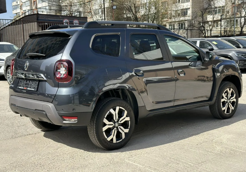 Renault Duster в России, ещё недавно был хитом продаж. Но в 2022 году Renault приняли решение покинуть Россию.