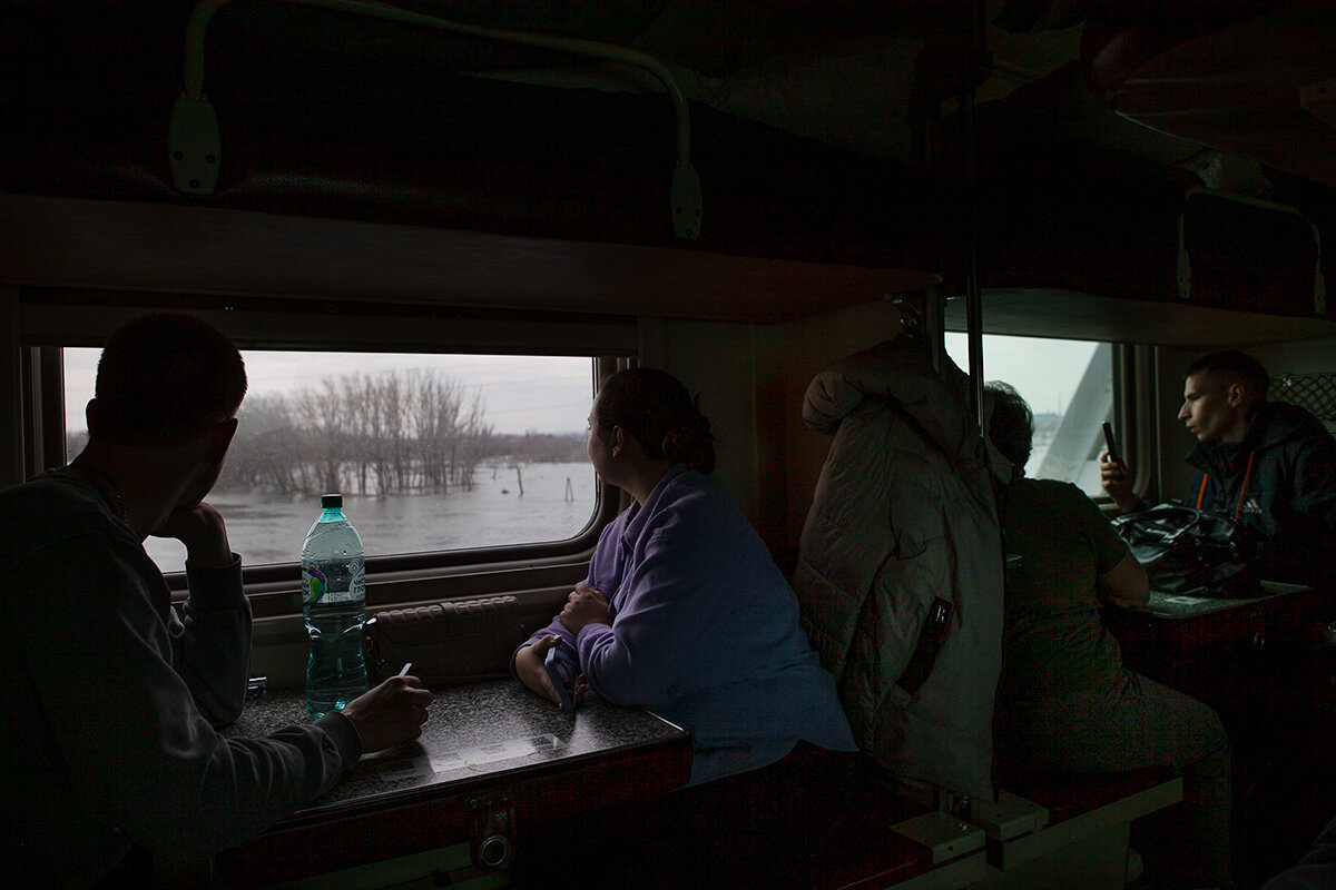 Жители Орска смотрят, как близко подошла вода к железнодорожным путям, из окна вагона Фото: Дарья Асланян для ТД